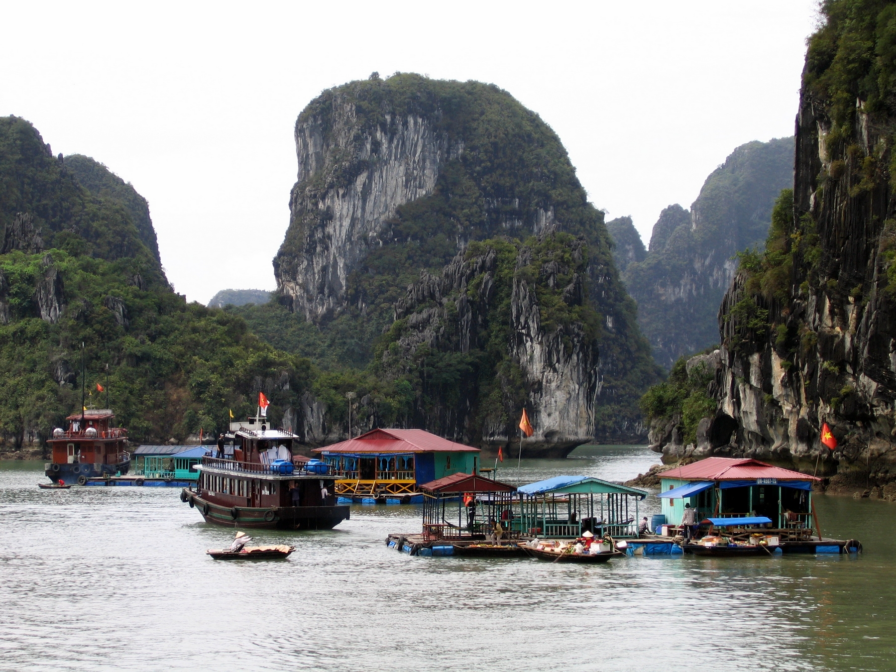 Первые за почти два года иностранные туристы прибыли во Вьетнам