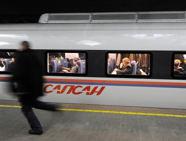 Поезд "Сапсан" по дороге из Москвы в Петербург задержался в Новгородской области на три часа