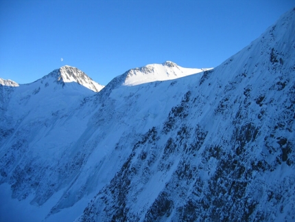 Спасатели предупредили горнолыжников о возможности схода лавин в горах Тувы