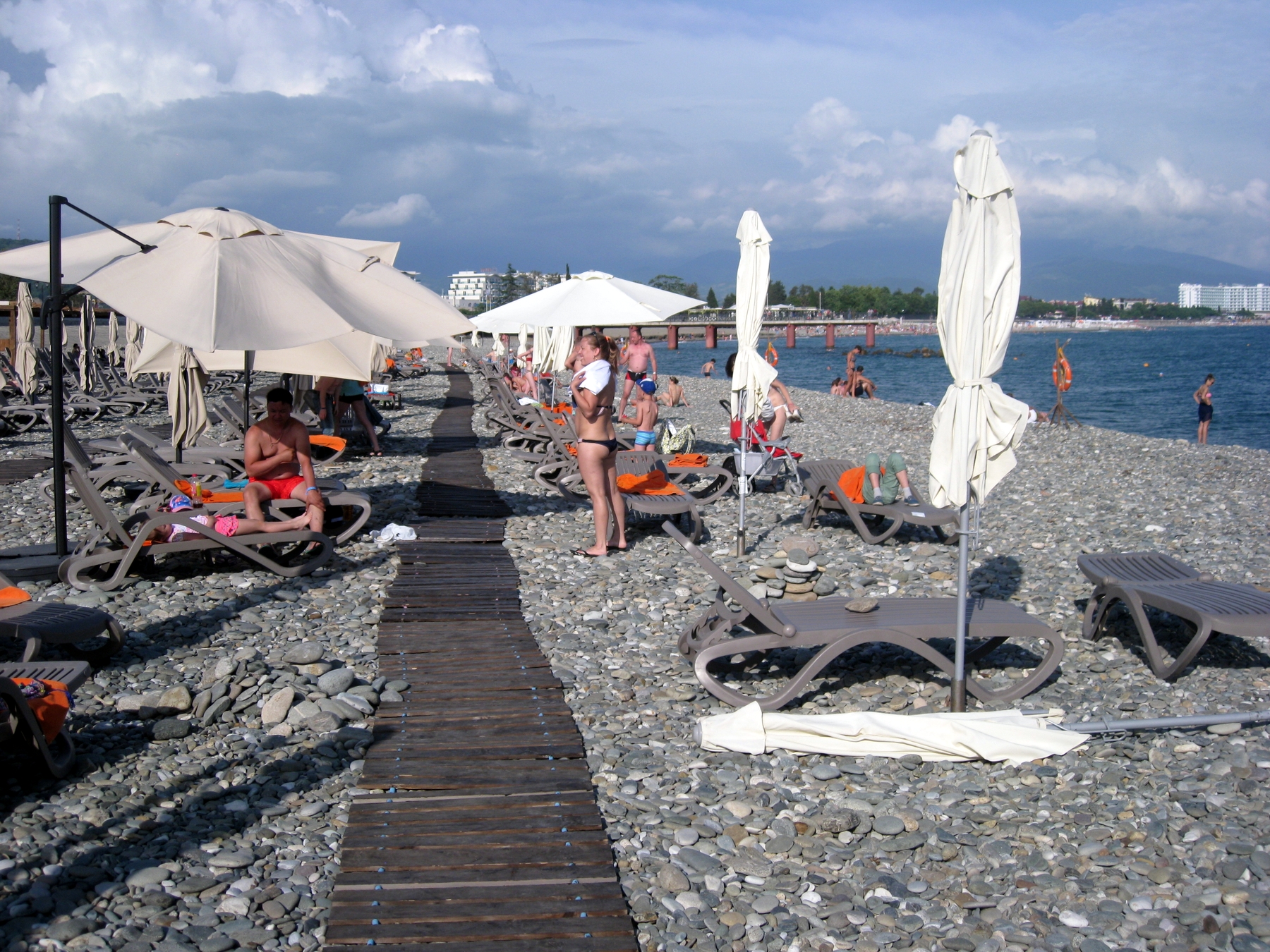 Ростуризм напомнил, что санаториям и отелям Сочи запрещено требовать плату за вход на пляжи