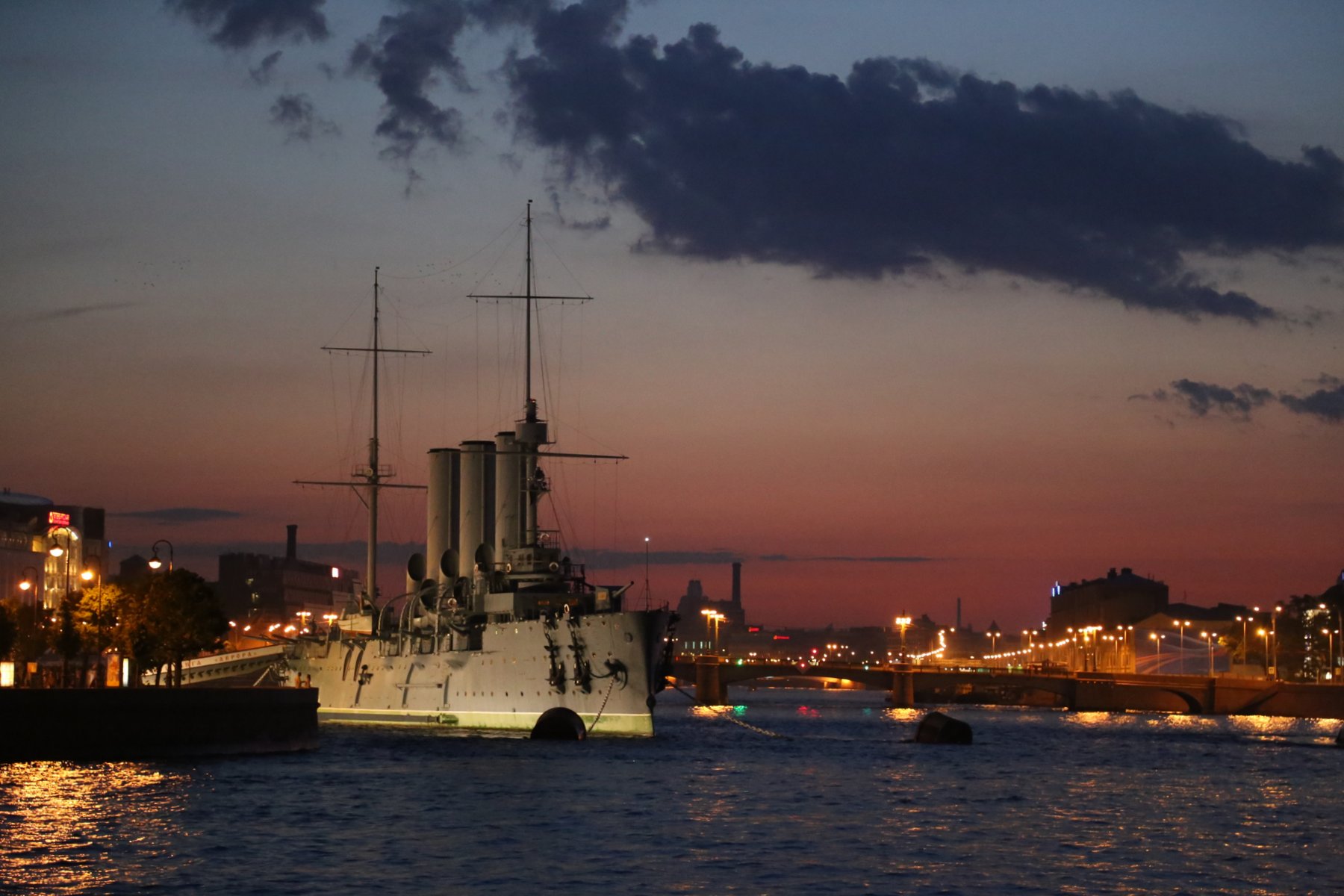 Крейсер "Аврора" вернулся к месту вечной стоянки в Петербурге