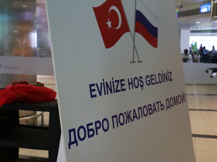 "Добро пожаловать домой!": как в Турции встретили первые чартеры из России