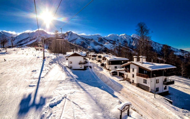 В Сочи ограничат движение транспорта на горнолыжные курорты из-за большого наплыва туристов