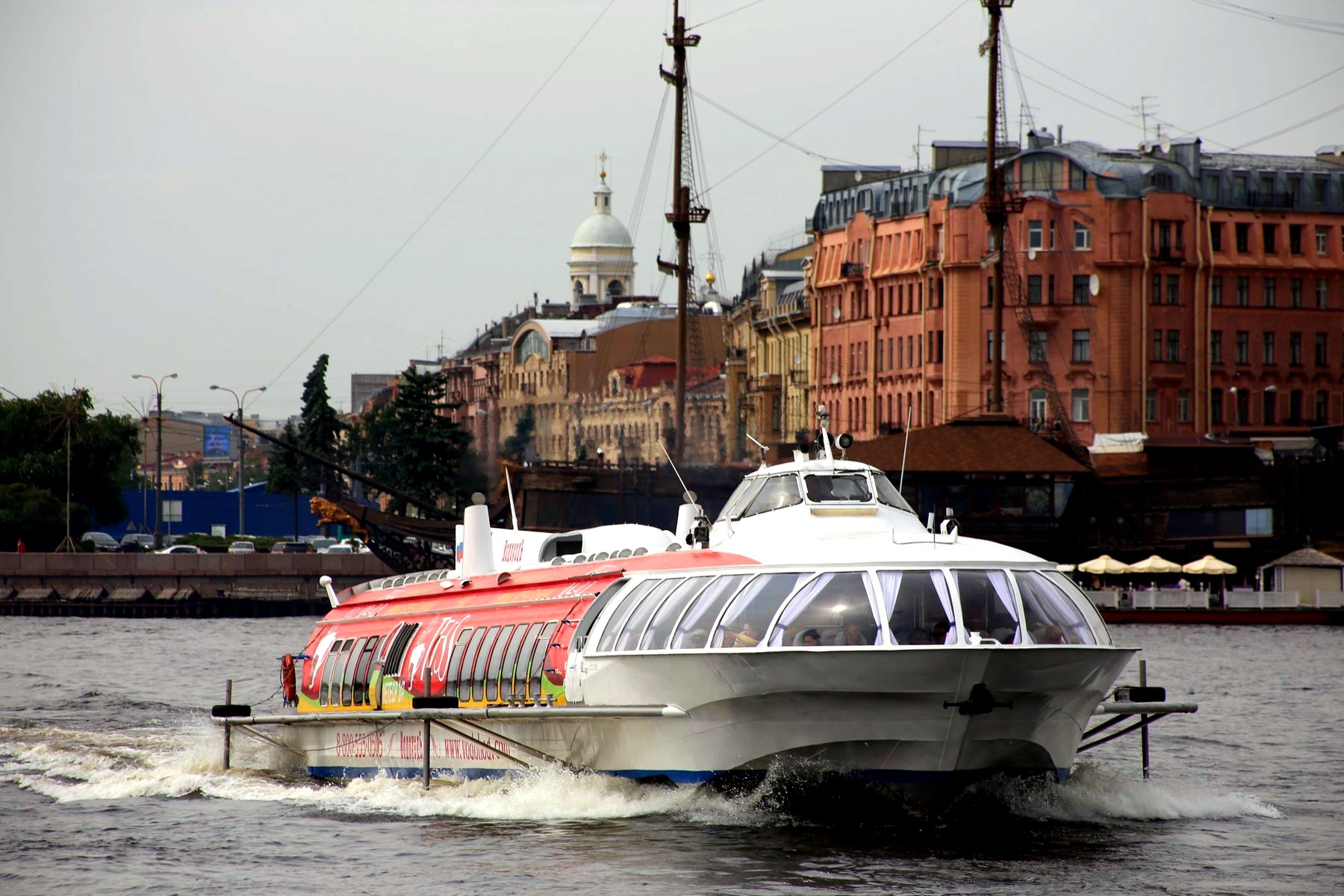 Петербург изучает возможность пополнения парка туристических судов новыми "Метеорами"