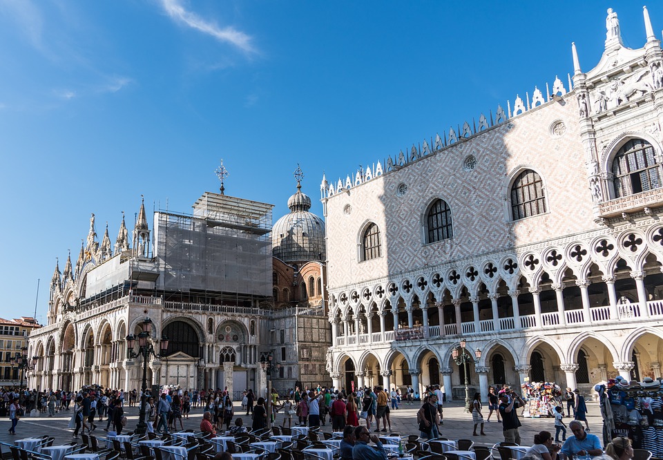 Власти Венеции научат туристов правилам поведения в городе