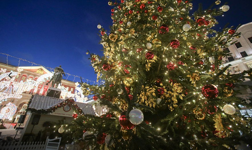 Более тысячи елок украсят московский фестиваль "Путешествие в Рождество"
