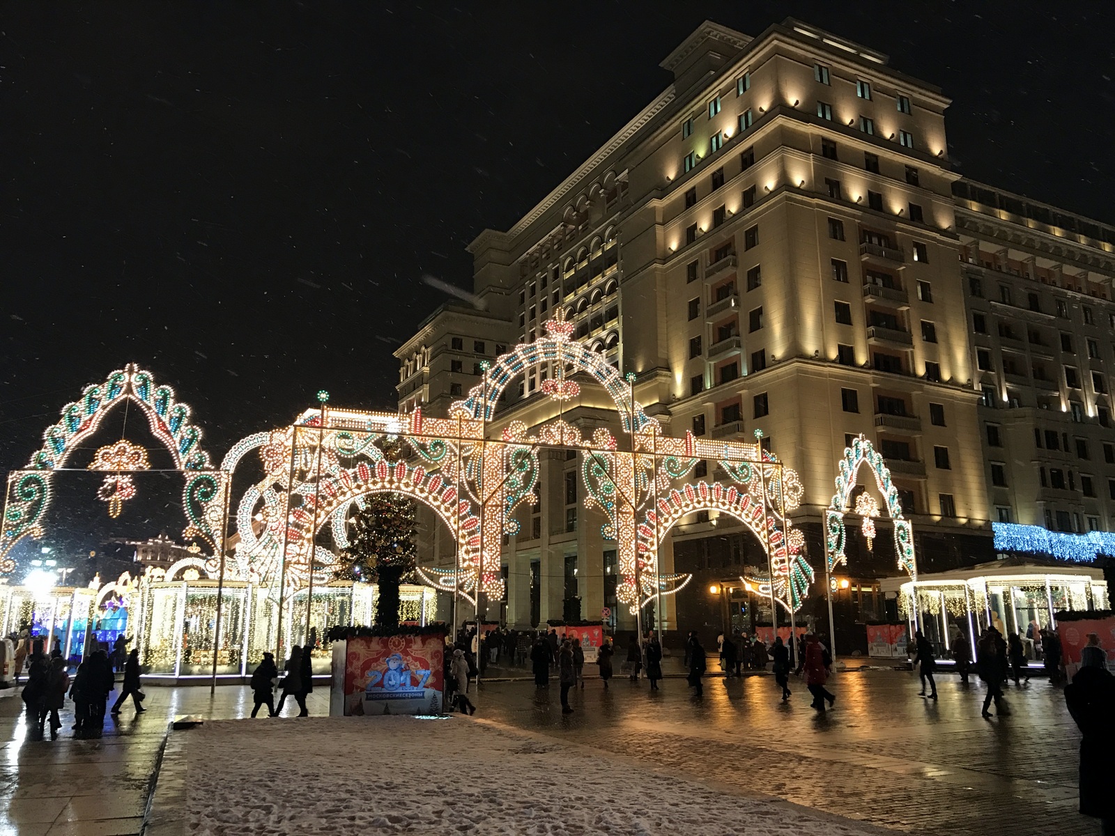 Более 400 праздничных мероприятий организуют власти Москвы на Новый год и Рождество