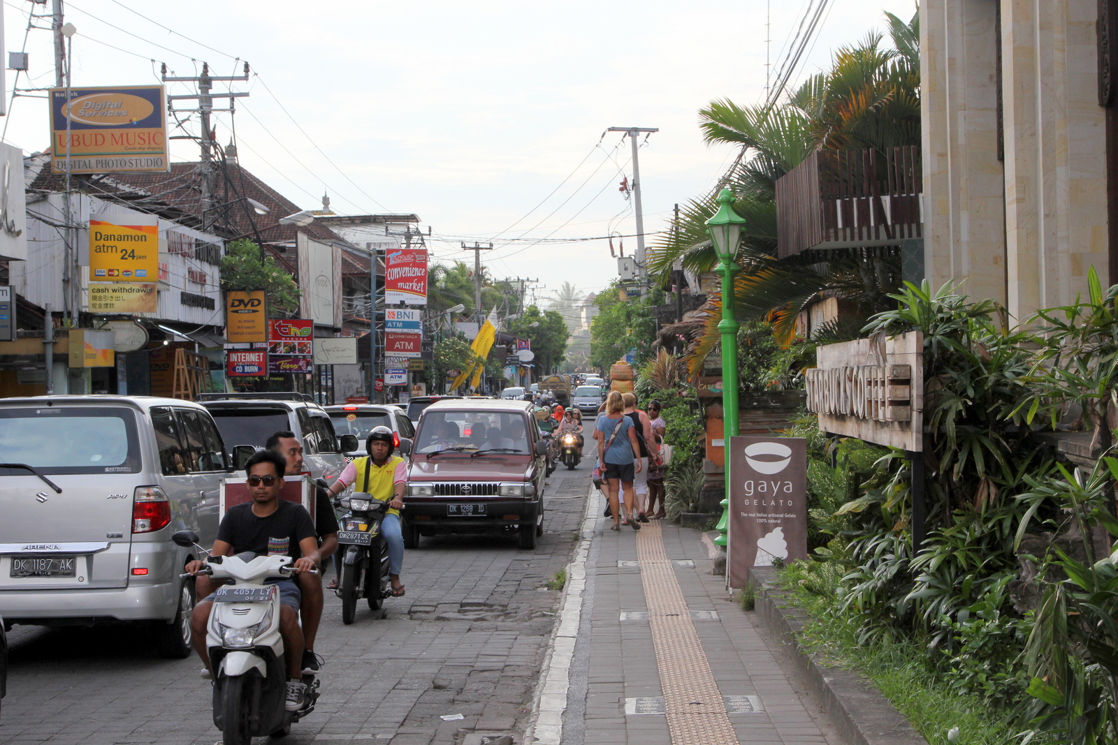 Власти Бали запретили иностранным туристам арендовать мотоциклы