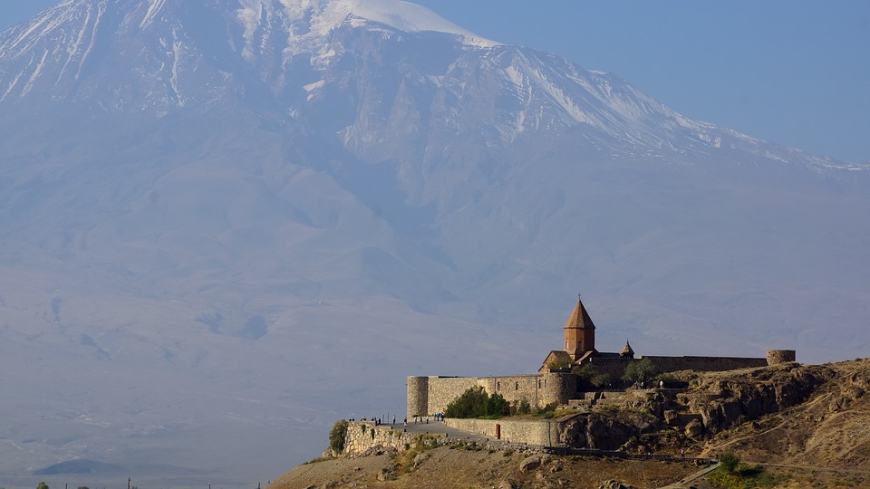 Россияне с лета будут ездить в Армению по внутренним паспортам