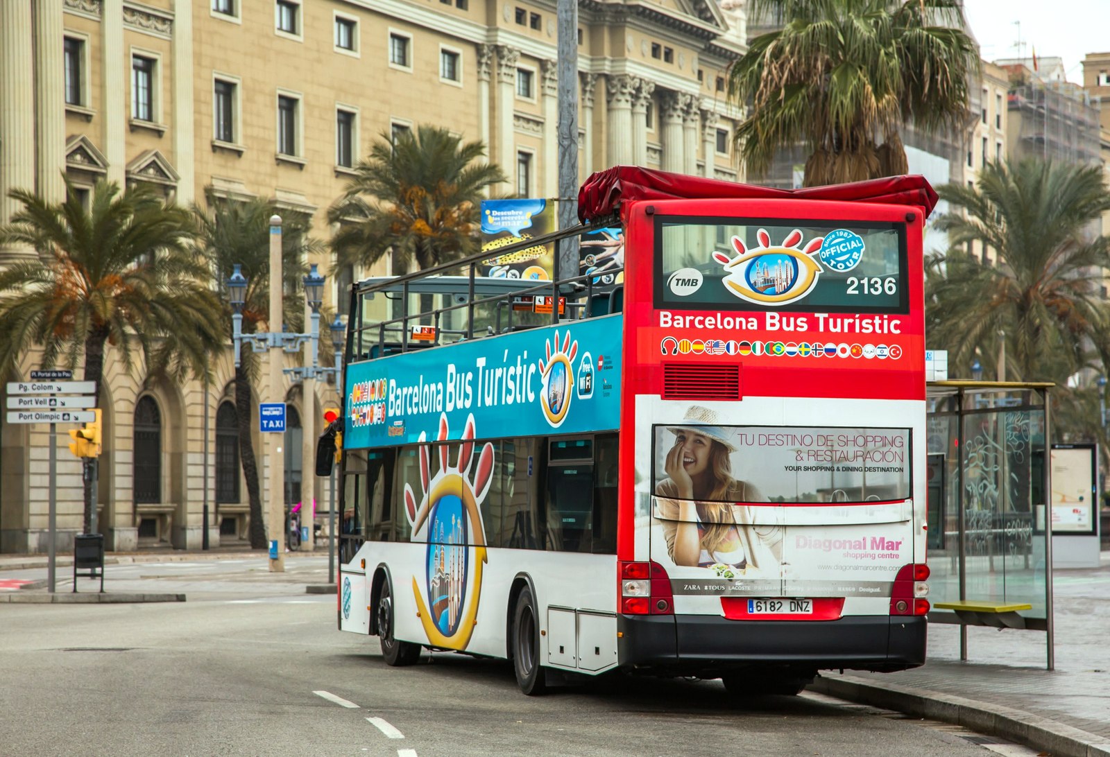 Противники массового туризма в Барселоне напали на туристический автобус