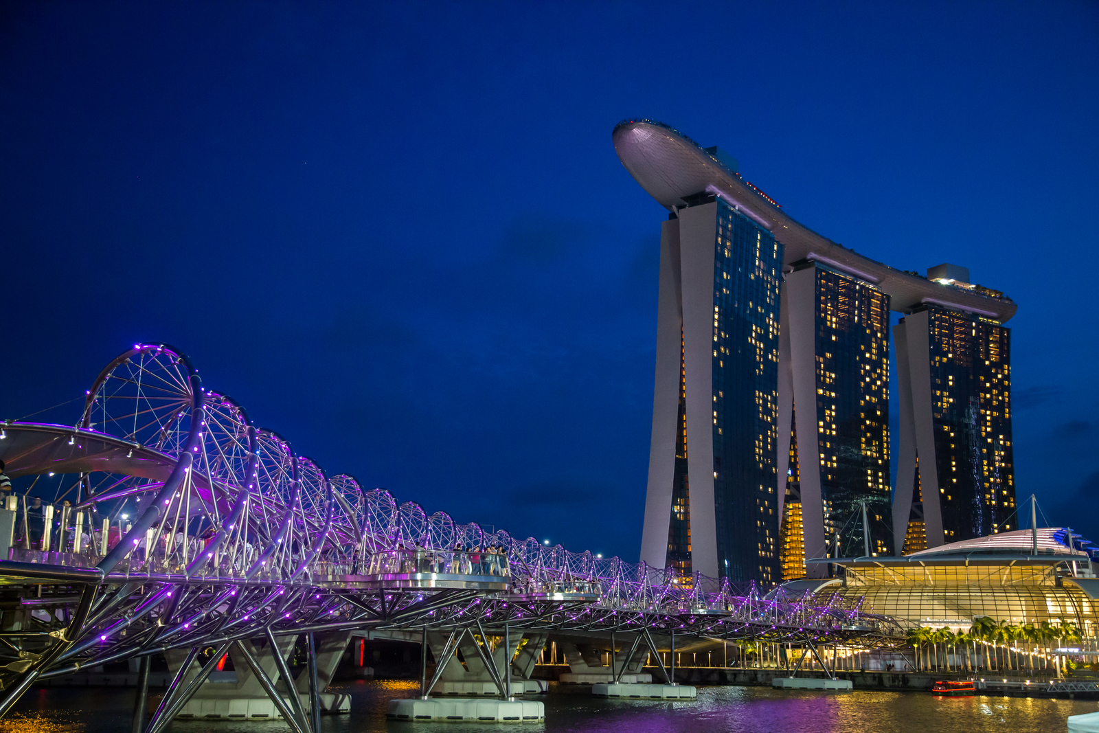 Сингапур в 2016 году принял на 8% больше туристов, чем годом ранее