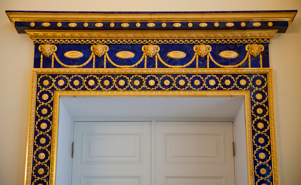 В Екатерининском дворце Царского Села воссоздан лазуритовый портал XVIII века