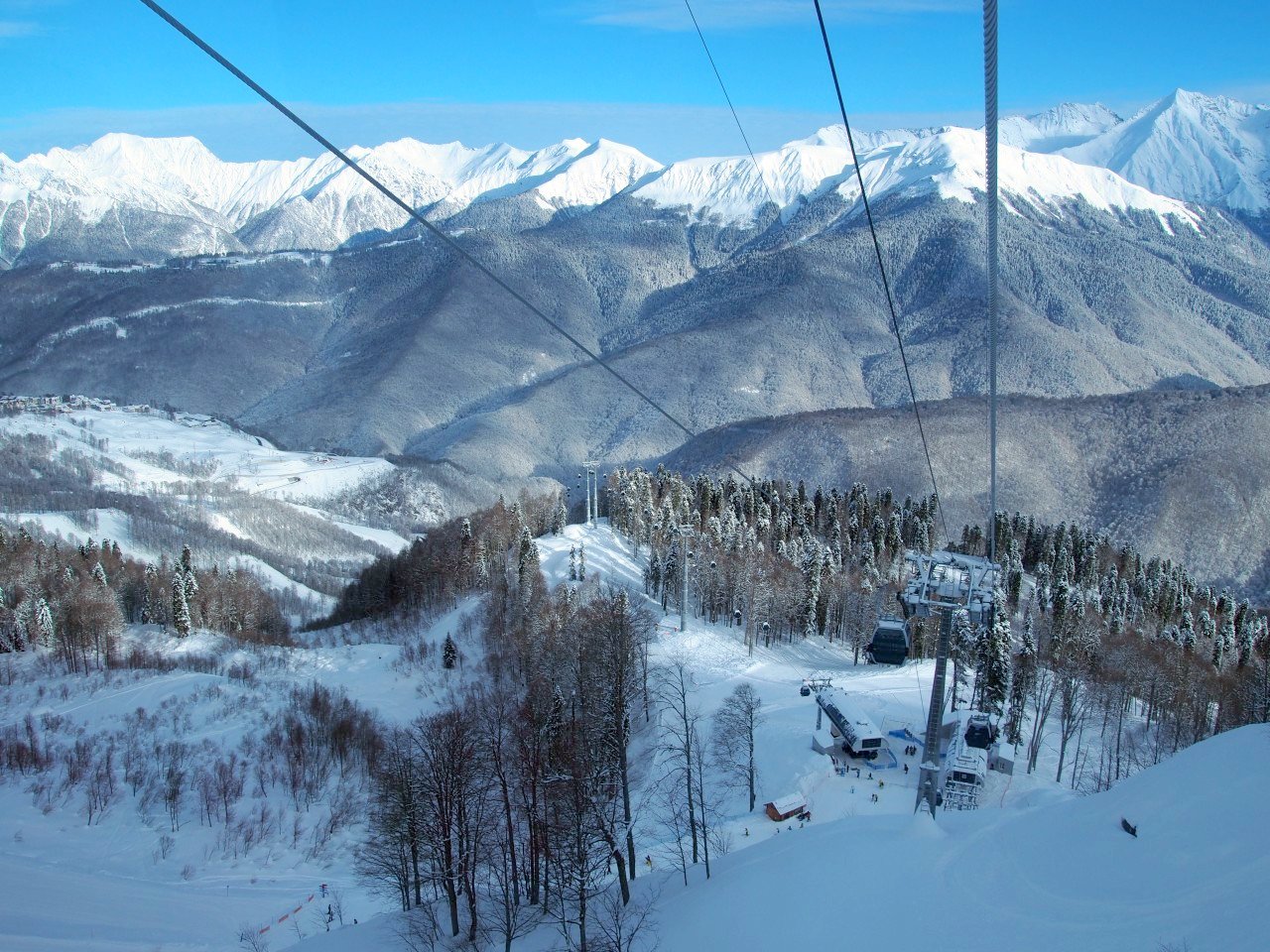 Снег выпал в выходные на горнолыжных курортах Красной Поляны