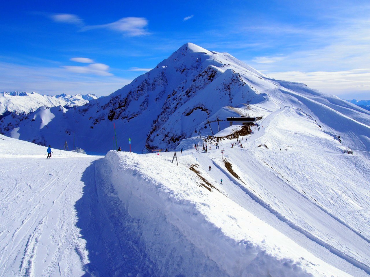 Бесплатные тренировки по поиску людей, попавших под снежные лавины, открылись в горах Сочи