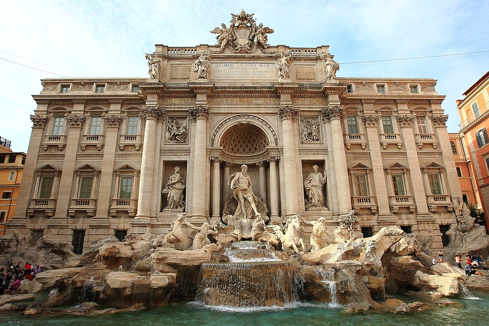 В Риме из-за коронавируса туристам запретили стоять у фонтана Треви
