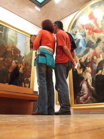 Корону стоимостью 1 млн евро похитили из музея в Лионе
