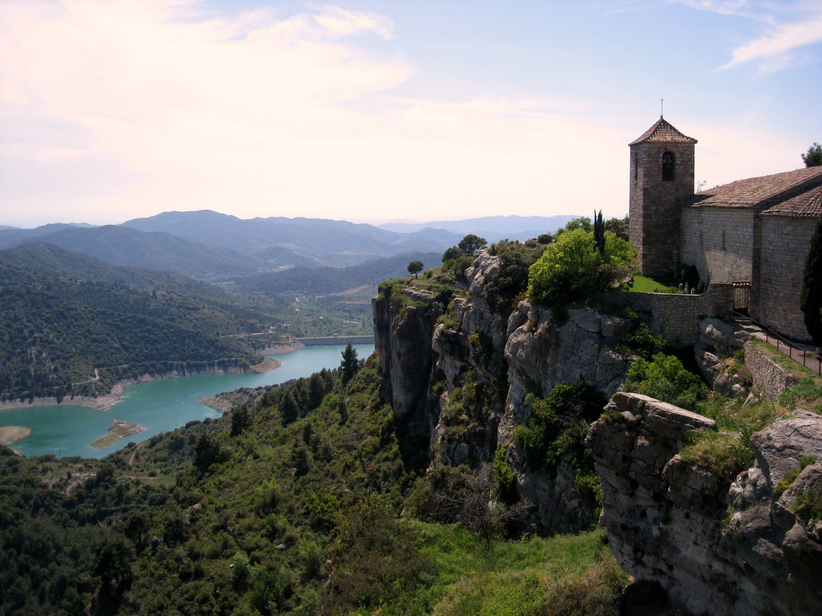 "Человеческие замки" и тунец в Каталонии