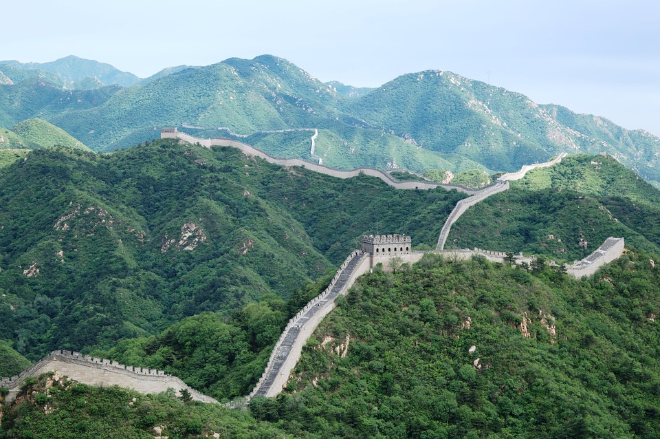 Туристов будут вносить в "черный список" за порчу Великой Китайской стены