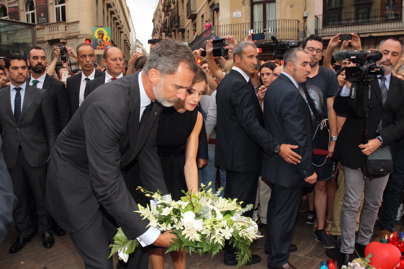 Король Испании навестил пострадавших в теракте в Барселоне