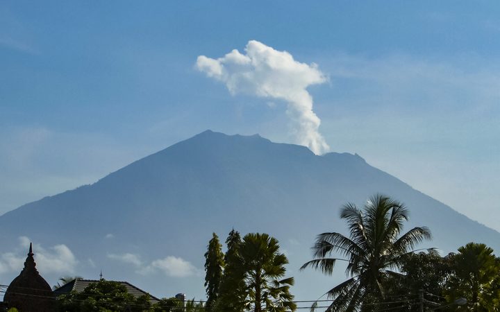 Минтуризма Индонезии: уровень опасности на Бали из-за вулкана Агунг остается обычным