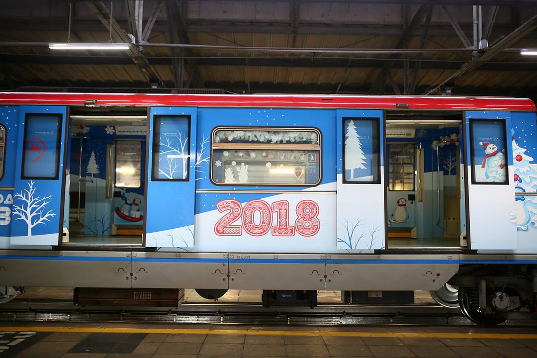 Новогодний поезд запущен на Кольцевой линии московского метро