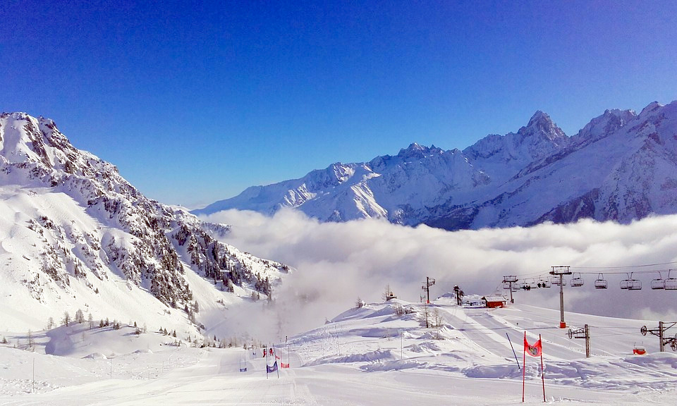 Снегопады парализовали сообщение с альпийскими курортами в Австрии, Швейцарии и Франции
