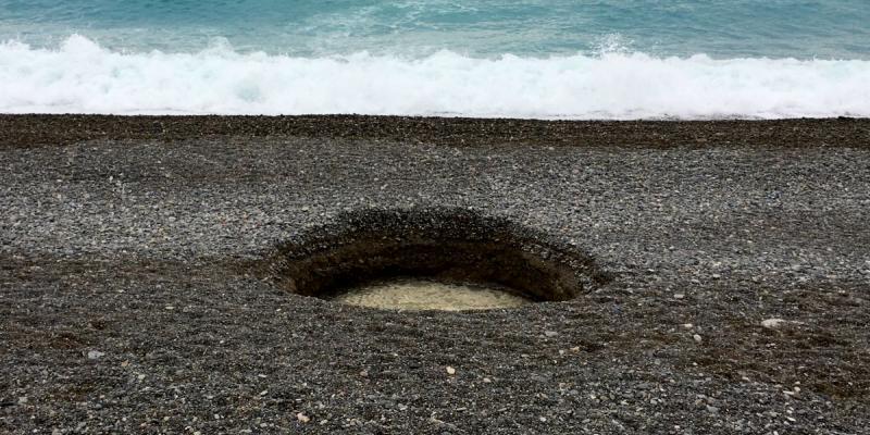 Загадочная воронка образовалась на пляже французской Ниццы