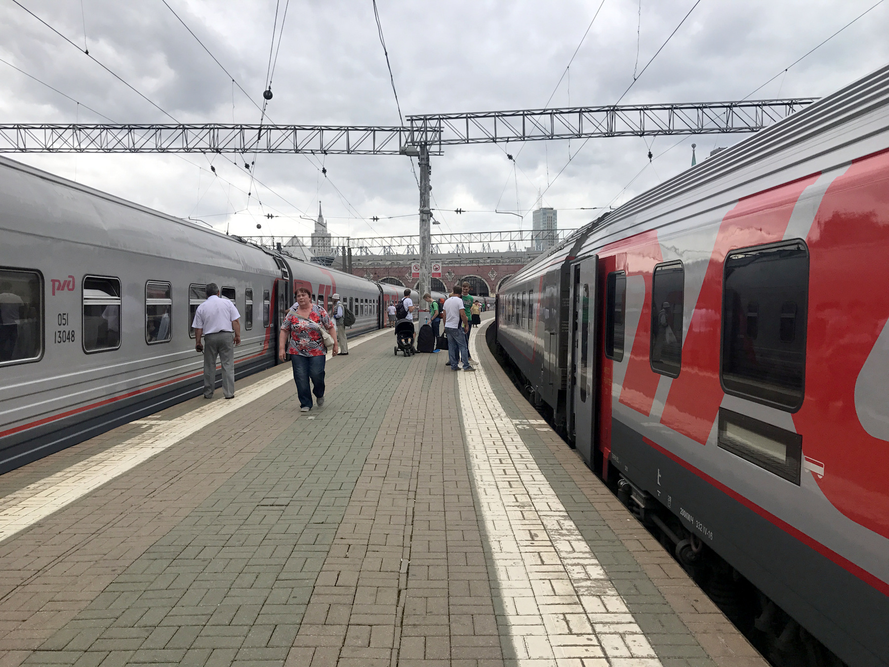 РФ и Казахстан возобновляют движение пассажирских поездов