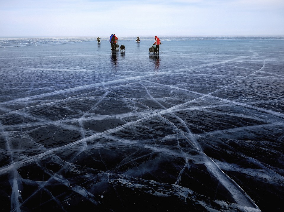 Туристов на Байкале предупреждают об опасности из-за разрушения льда штормовыми ветрами