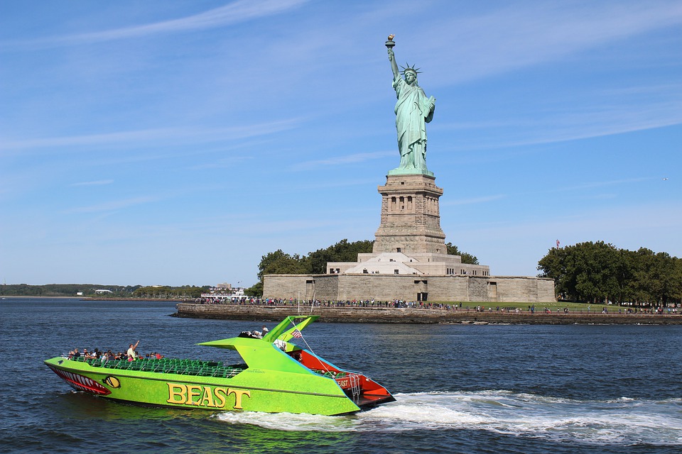 Два нью-йоркских конгрессмена требуют запрета на полеты туристических вертолетов