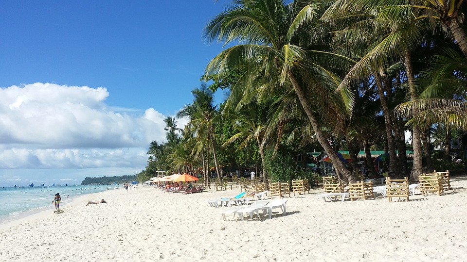 Туристы начали отменять туры на филиппинский остров Боракай
