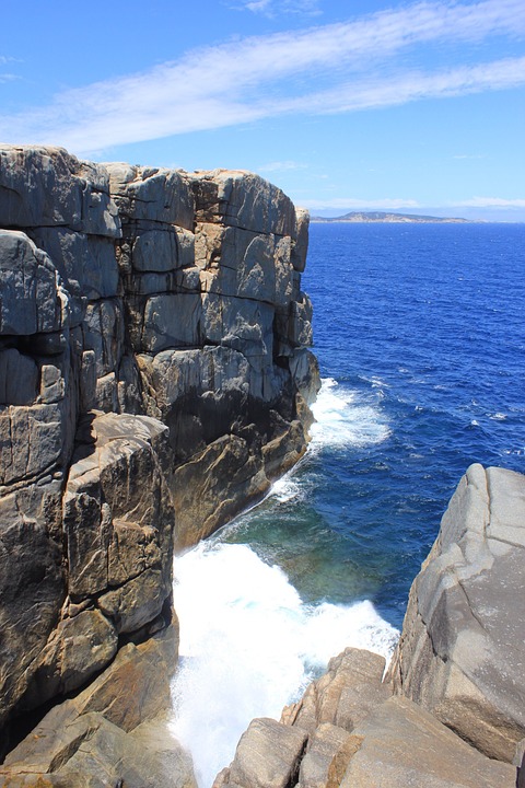 Турист сорвался с 40-метровой скалы в Австралии, пытаясь сделать селфи