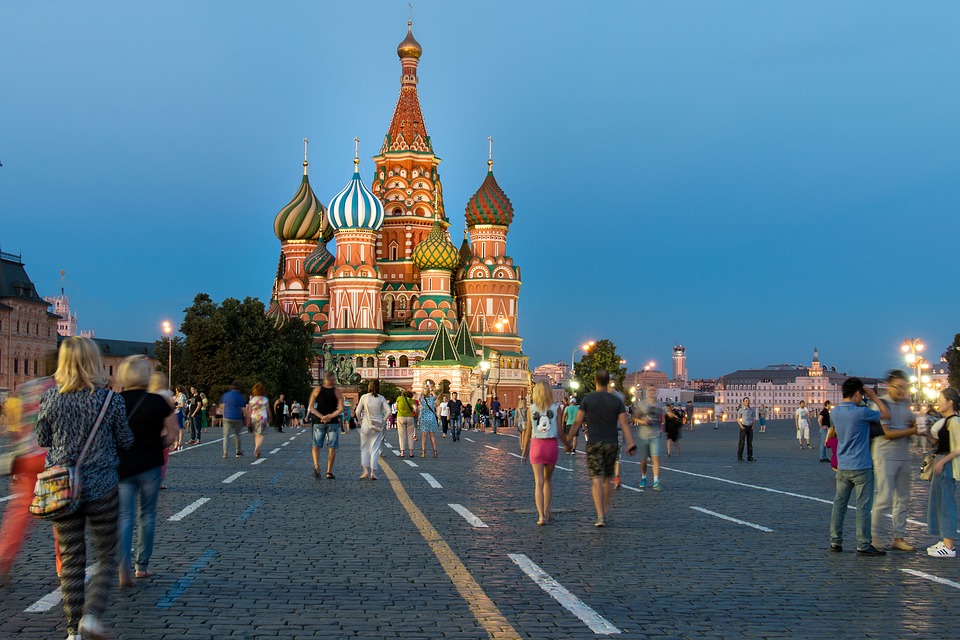 Число прибытий иностранных туристов в Россию за три месяца снизилось на 2%