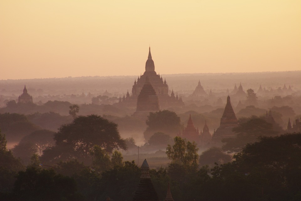 Туристов из Китая, Японии и Кореи при въезде в Мьянму обязали иметь по тысяче долларов