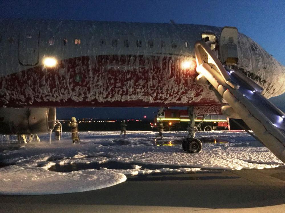 У летевшего из Уфы в Сочи Ту-204 загорелся двигатель