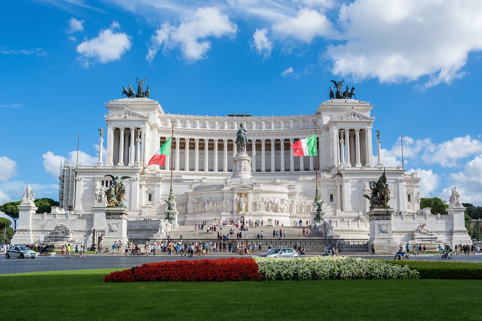 Полиция Италии разыскивает двух туристов, которые купались голыми в фонтане в Риме