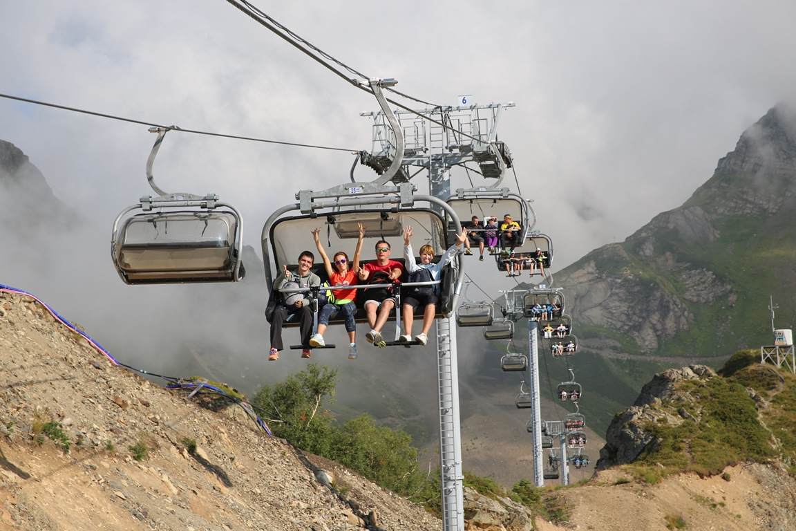 Почти четверть миллиона туристов посетили сочинский курорт "Горки Город" в летнем сезоне