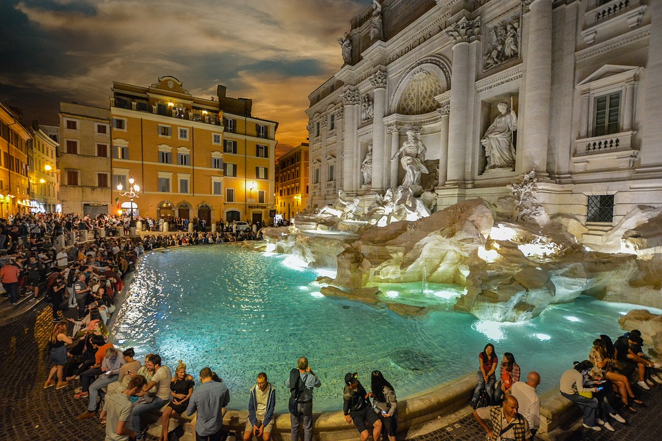 Российский турист оштрафован на 450 евро за купание в фонтане Треви в Риме