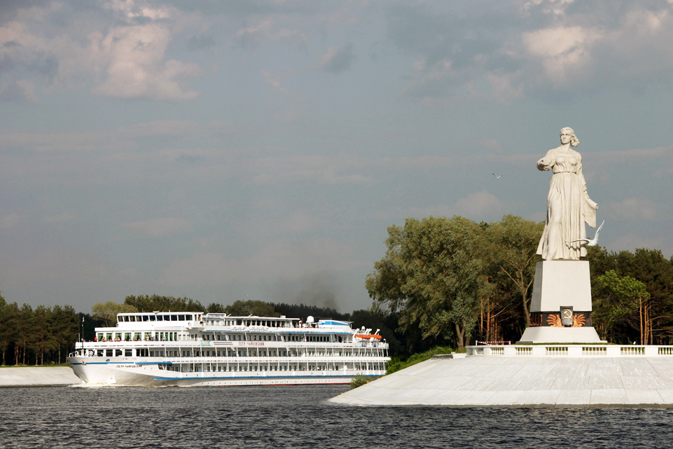 Монумент "Волга" на территории Рыбинского гидроузла отмечает 65-летие