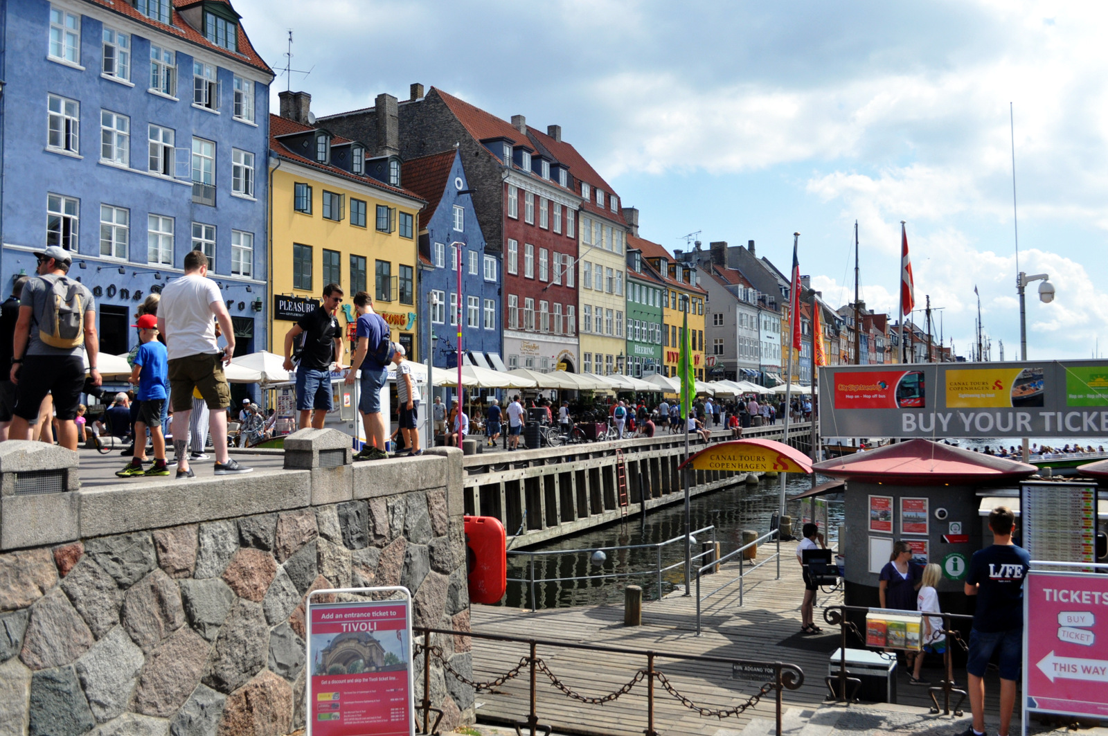 Дания вновь ввела систему COVID-пропусков для посещения ряда общественных заведений