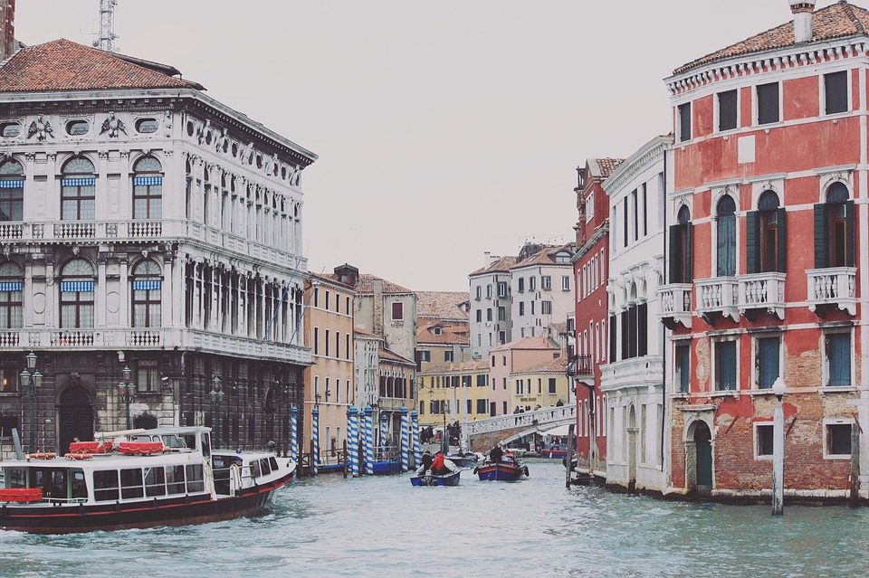Венеция с лета 2022 года сделает платным въезд в город для туристов без брони в отеле