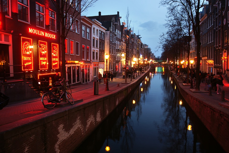 Проституток из квартала красных фонарей в Амстердаме хотят перевести в другие районы