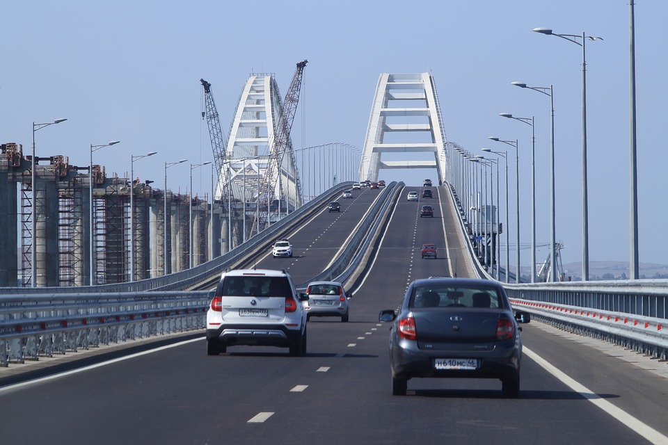 Власти Крыма устанавливают блокпост на мосту из Кубани и вводят карантин из-за коронавируса