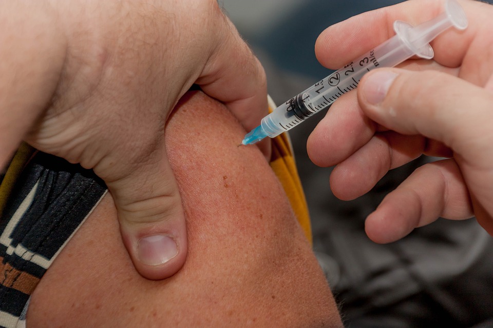 Двойное тестирование по возвращении из-за рубежа отменят для россиян с прививкой или антителами