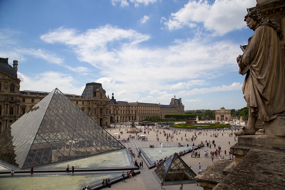 Париж рассчитывает по итогам 2018 года принять рекордные 50 млн туристов, несмотря на протесты
