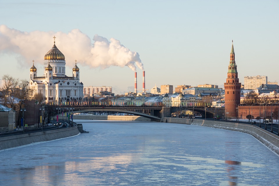 Власти Москвы обязали "самоизолироваться" на карантин прибывших в Москву из 11 стран
