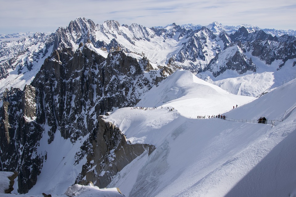 Ребенок почти час под снегом дожидался спасателей после схода лавины в Альпах