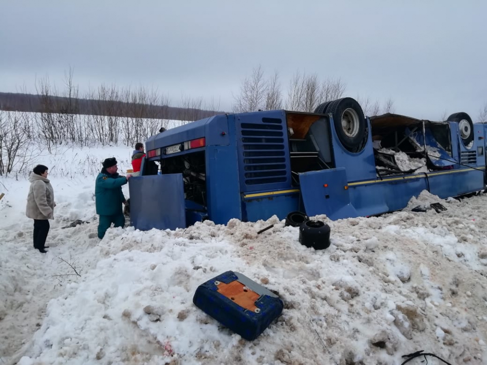 Автобус с ехавшими на соревнования детьми перевернулся под Калугой, двое погибли