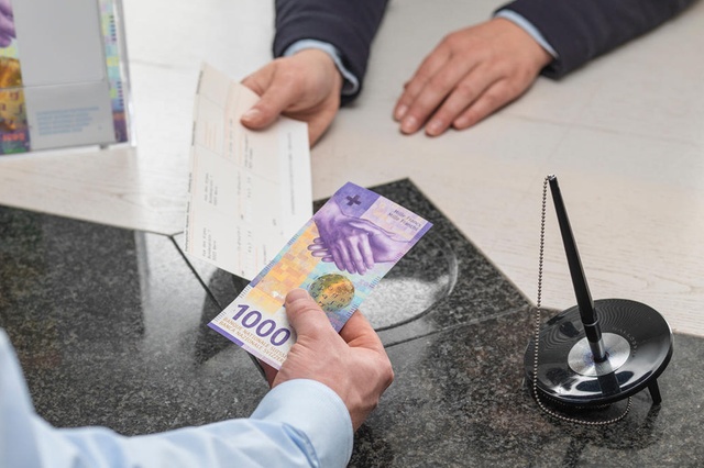 Банк Швейцарии показал новую купюру в 1000 франков
