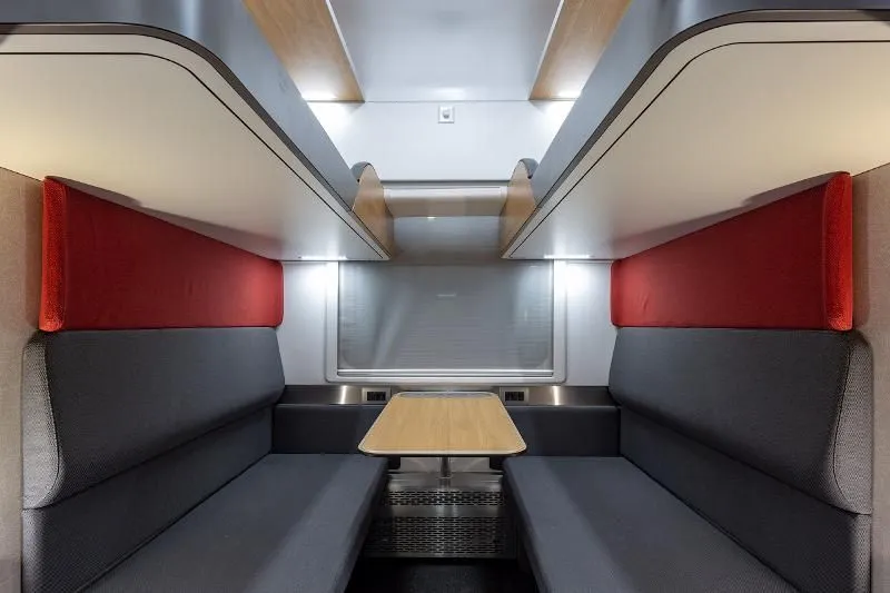 РЖД запустили первый поезд с новым плацкартным вагоном